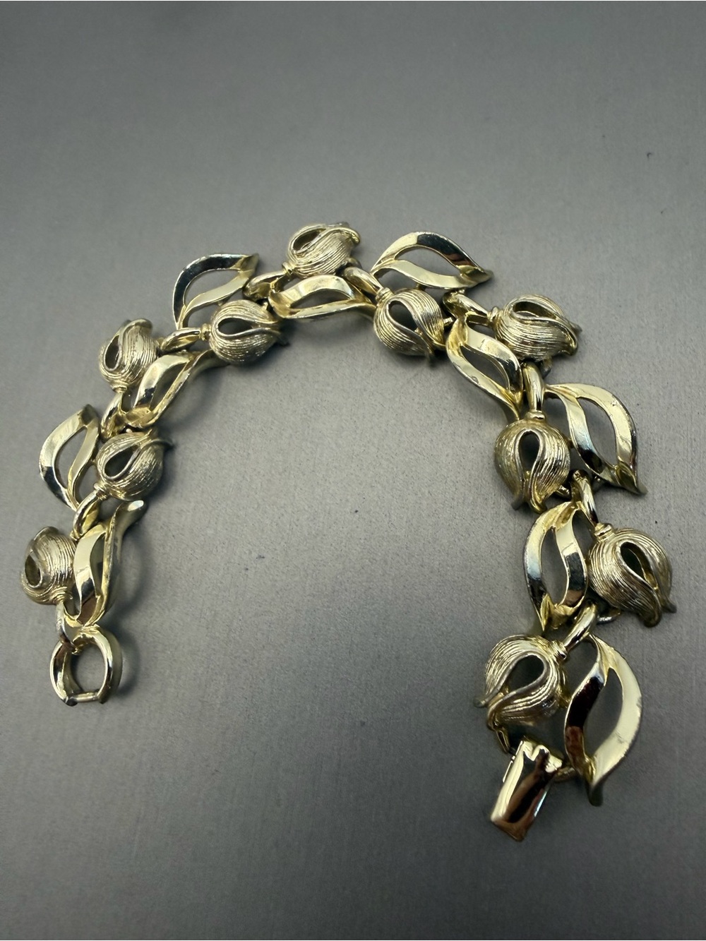 Lisner Gold-Tone Rosebud Leaf Link Bracelet - Vintage 6”